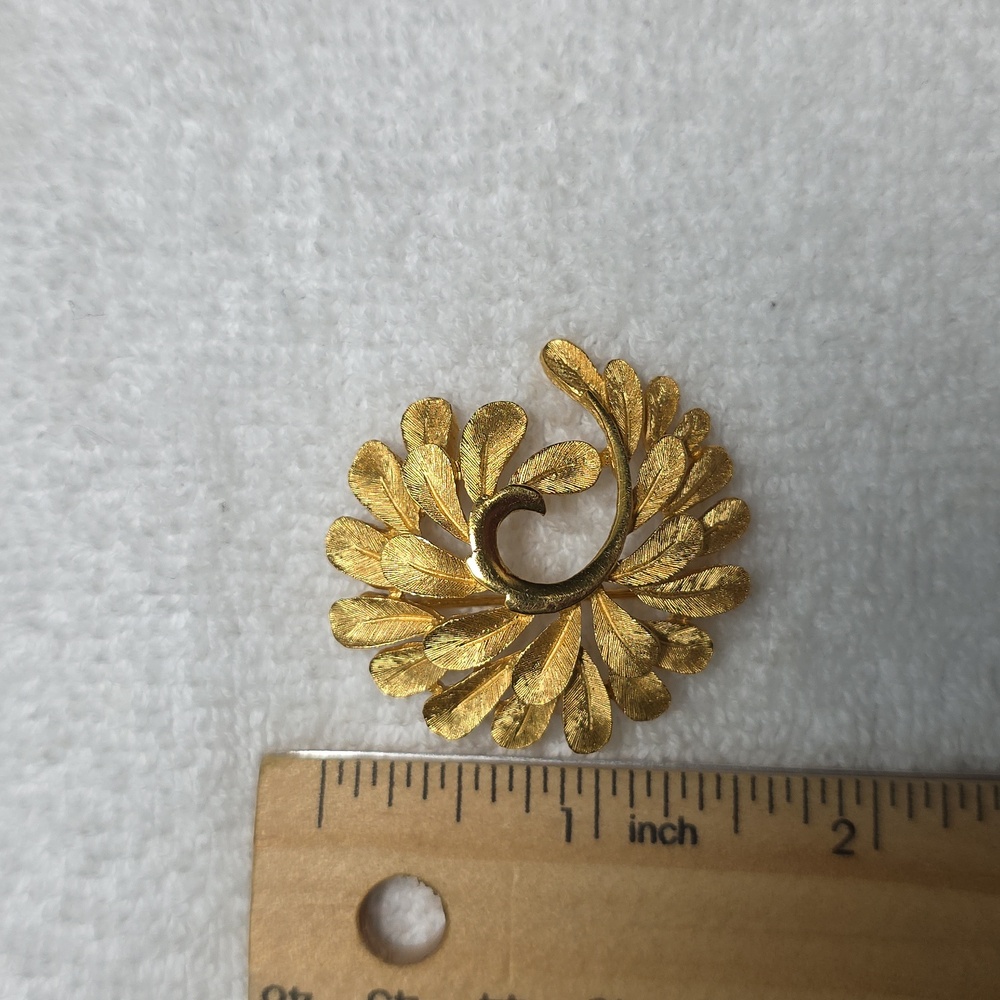 Vintage Trifari Gold Leaf Brooch - Picture 5 of 5